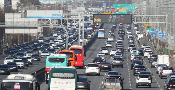 설 연휴 마지막 날이었던 지난 2월 12일 경기 오산시 경부고속도로 오산IC 인근 상(오른쪽), 하행선의 교통량이 많은 모습을 보이고 있다. 뉴스1