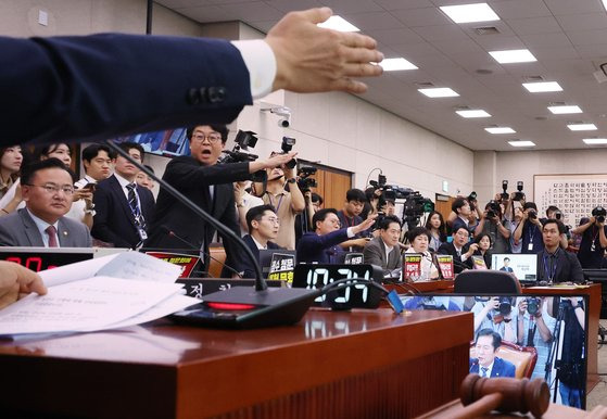 7월 19일 국회 법제사법위원회에서 열린 '윤석열 대통령 탄핵소추안 발의 요청' 국민동의 청원 관련 청문회에서 여야 의원들이 언쟁을 벌이고 있다. 연합뉴스