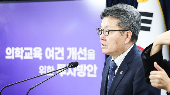 오석환 교육부 차관이 10일 서울 종로구 정부서울청사에서 의학교육 여건 개선을 위한 투자 방안을 발표하고 있다. 뉴스1