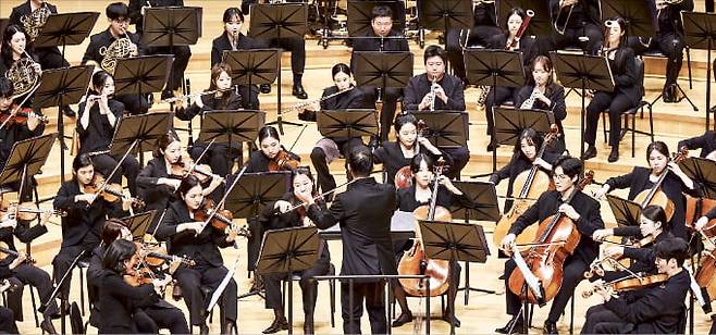 지난 9일 서울 잠실동 롯데콘서트홀에서 열린 음악 축제 ‘클래식 레볼루션’에서 지휘자 최수열이 이끄는 한경아르떼필하모닉 오케스트라가 리스트의 ‘파우스트’ 교향곡을 연주하고 있다.  롯데문화재단 제공