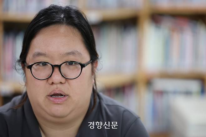 최지수 서페대연 운영위원이 지난 9월 4일 서울 영등포구 언니네작은도서관에서 주간경향과 인터뷰하고 있다. 성동훈 기자