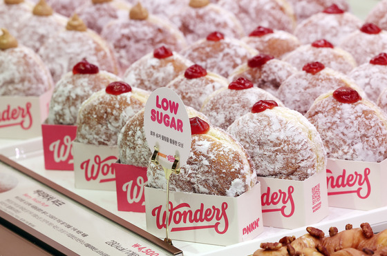 Dunkin' Korea's low-sugar jam doughnuts, launched as part of the franchise's ″Wonders″ project, are on display at Dunkin's newly rebranded Wonders store in Cheongdam-dong, southern Seoul, on Tuesday. The flagship store opens to the public on Thursday. [NEWS1]