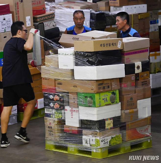 "선물 상하지 않게 꼼꼼히 래핑"추석 연휴를 앞둔 10일 서울 광진구 동서울우편물류센터에서 관계자들이 택배 분류 작업을 하고 있다. 우정사업본부는 추석 택배 우편물이 1925만 개가 접수 될 것으로 예상, 2일부터 20일까지 19일간을 '추석 명절 우편물 특별소통기간'으로 정해 안전하고 신속한 배달을 위해 비상근무체계에 돌입한다.&nbsp;