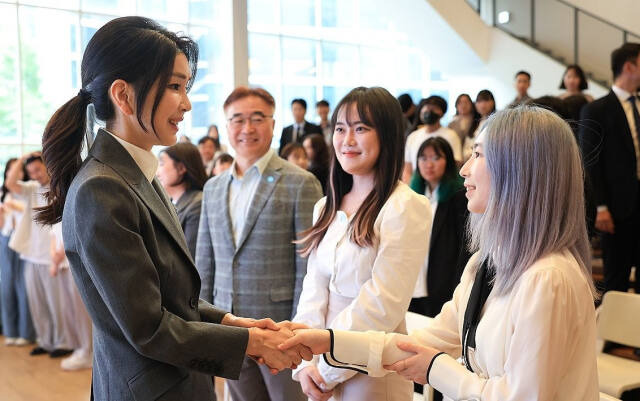 윤석열 대통령 부인 김건희 여사가 지난해 9월 서울 중구 커뮤니티하우스 마실에서 열린 '괜찮아, 걱정마' 마음건강을 위한 대화에서 참석자들을 격려하고 있다. 연합뉴스