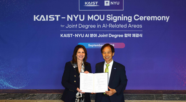 Linda Mills, President of New York University (left), and Lee Kwang-hyung, President of KAIST, take a commemorative photo after signing the MOU. [Courtesy of KAIST]