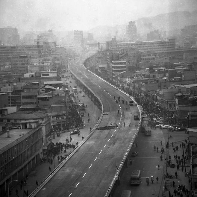 청계고가도로 개통전 모습(1969년 3월 19일 촬영) [서울역사박물관]