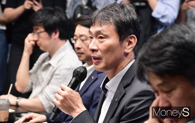이복현 금감원장이 4일 서울 영등포구 국회대로 KB국민은행 신관에서 진행된 금융감독원, 가계대출 실수요자 및 전문가 현장간담회에 참석, 발언을 하고 있다. /사진=임한별 기자