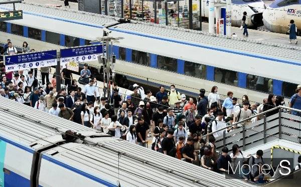 국토교통부가 명절 기간 공석 운행을 방지하기 위해 KTX 취소 수수료 조정을 고려 중이다. 사진은 지난해 8월19일 서울 용산구 서울역에서 귀향길에 나서는 시민들의 모습. /사진=임한별 기자