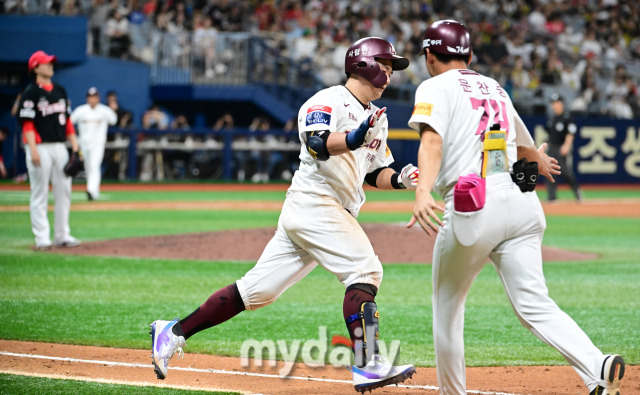 2024년 8월 14일 서울 고척스카이돔에서 '2024 신한 SOL Bank KBO리그, KIA 타이거즈와 키움 히어로즈의 경기가 열렸다. 키움 최주환이 9회말 1사 후 끝내기 홈런을 치며 2-1로 승리한 뒤 기뻐하고 있다./마이데일리