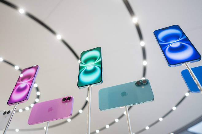 9일(현지 시간) 미국 캘리포니아주 쿠퍼티노에 위치한 애플파크 스티브 잡스 시어터에 전시된 아이폰 16의 모습.[AFP]