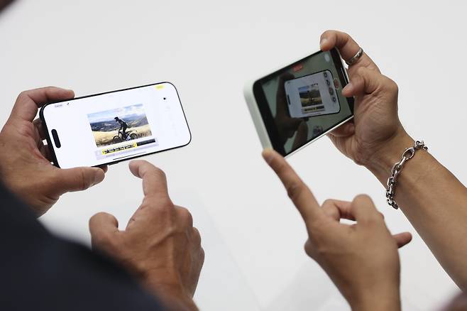 9일(현지 시간) 미국 캘리포니아주 쿠퍼티노에 위치한 애플파크 스티브 잡스 시어터에 전시된 아이폰 16을 사람들이 체험하고 있다.[AP]