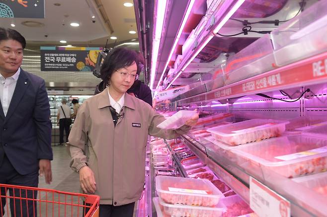 오유경 식품의약품안전처장이 롯데마트에서 진열된 고기 제품을 살펴보고 있다. 식약처 제공