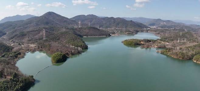 [울산=뉴시스] 울산시는 환경부가 발표한 ‘기후대응댐 후보지’ 전국 14곳 중 회야댐이 최종 포함돼 수문 설치사업에 탄력을 받을 것으로 전망된다고 2일 밝혔다. 사진은 회야댐 전경. (사진= 울산시 제공) 2024.09.02.photo@newsis.com *재판매 및 DB 금지