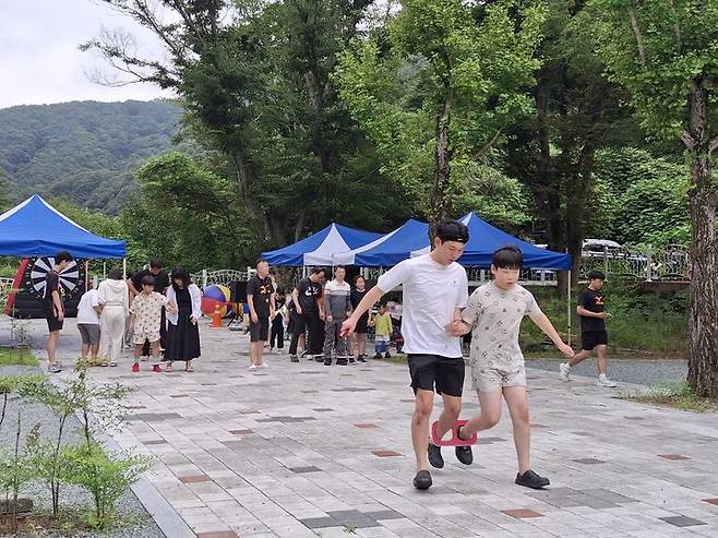 [안동=뉴시스' 경북교육청이 사춘기 자녀를 둔 가정을 대상으로 운영하고 있는 '소곤소곤 추억만들기 가족 캠프'의 한 프로그램. (사진=경북교육청 제공) 2024.09.10 *재판매 및 DB 금지