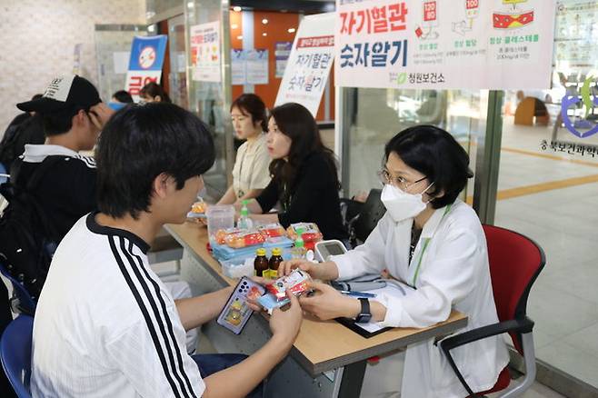 충북보건과학대학교 학생(왼쪽)이 10일 대학 품성관에서 청원보건소 관계자에게 금연상담을 하고 있다.(사진=충북보과대 제공).2024.09.10.photo@newsis.com *재판매 및 DB 금지