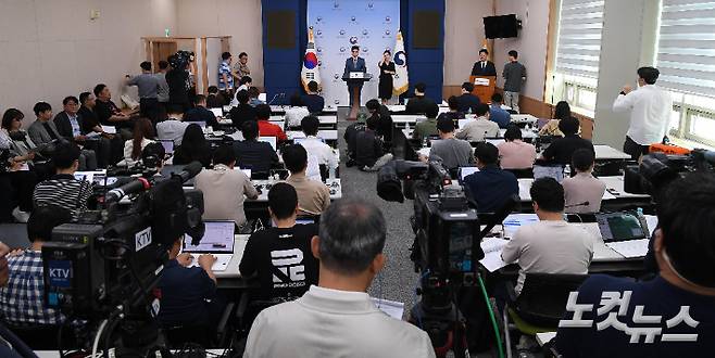 이정우 문화체육관광부 체육국장이 10일 오전 정부서울청사에서 '안세영 사태' 관련 배드민턴협회 사무 검사 및 보조금 점검 상황 중간발표를 하고 있다. 지난달 문체부는 "배드민턴협회에 대한 조사를 착수한다"며 "이번 조사는 국민적 의혹이 남지 않도록 엄정하고, 어느 한쪽에 편향됨 없이 공정함을 원칙으로 실시한다"고 밝혔다. 박종민 기자