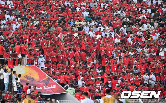 [OSEN=무스카트(오만) 민경훈 기자] 10일(현지시간) 오만 무스카트 술탄 카부스 종합운동장에서 2026 FIFA 북중미 월드컵 아시아지역 3차 예선 B조 조별리그 2차전 대한민국과 오만의 경기가 열렸다.1차전 홈에서 아쉬운 무승부에 그친 홍명보호는 원정으로 펼쳐지는 오만전에서 반드시 승리가 필요하다.경기에 앞서 오만 팬들이 응원을 펼치고 있다. 2024.09.10 / rumi@osen.co.kr