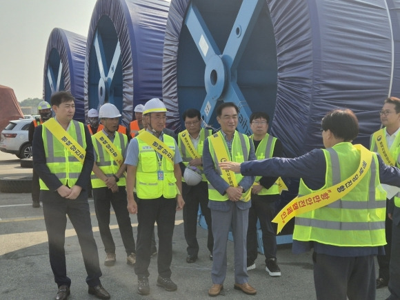 정장선 평택시장이 10일 추석을 앞두고 평택항 항만 근로자를 찾아 격려하고 안전사고 예방 합동 캠페인을 펼쳤다. (평택시 제공)