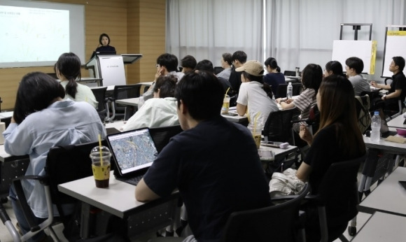 수원시정연구원이 지난 9일 수원시 권선구 더함파크에서 서울시립대학교 대학원생을 대상으로 ‘수원시 4대 하천 미래 비전 설계’ 특강을 개최했다. 수원시정연구원 제공