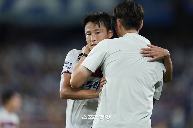 수원FC 김은중 감독과 포옹하는 손준호. 프로축구연맹 제공