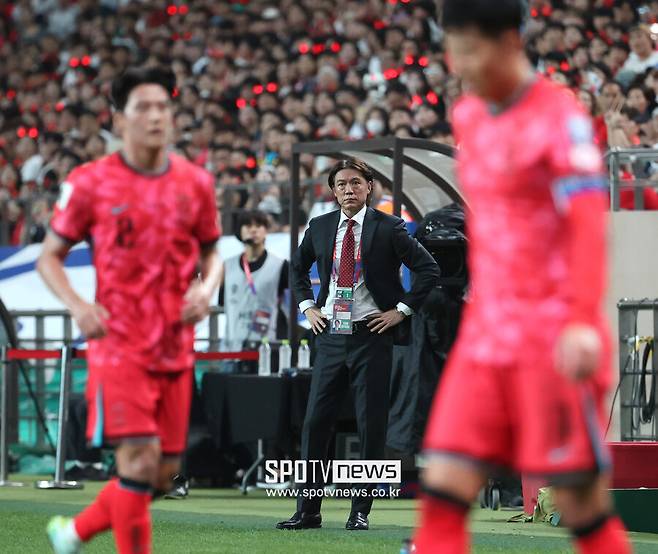 ▲ 한국 대표팀은 10일 오후 11시(한국시간) 오만 술탄 카부스 종합운동장에서 오만 축구대표팀과 2026 국제축구연맹(FIFA) 북중미월드컵 아시아지역 2차예선을 치른다. 홈 경기에 국제축구연맹(FIFA) 랭킹 96위, 외부적인 상황에 제대로 훈련도 하지 못한 팔레스타인이라 10년 만에 홍명보 감독 복귀전은 무난할 듯 보였다. 하지만 특별한 팀 컬러없이 공격과 수비 간격이 벌어졌고 상대에게 위험한 카운터 어택을 허용하기 바빴다. 홈에 모였던 5만관중은 홍명보 감독이 전광판에 비치자 엄청난 야유를 쏟아냈고 '홍명보 나가'를 외쳤고 졸전 끝 무승부였다. 오만전에 반드시 이겨야 그나마 비판 여론을 잠재울 수 있다 ⓒ곽혜미 기자