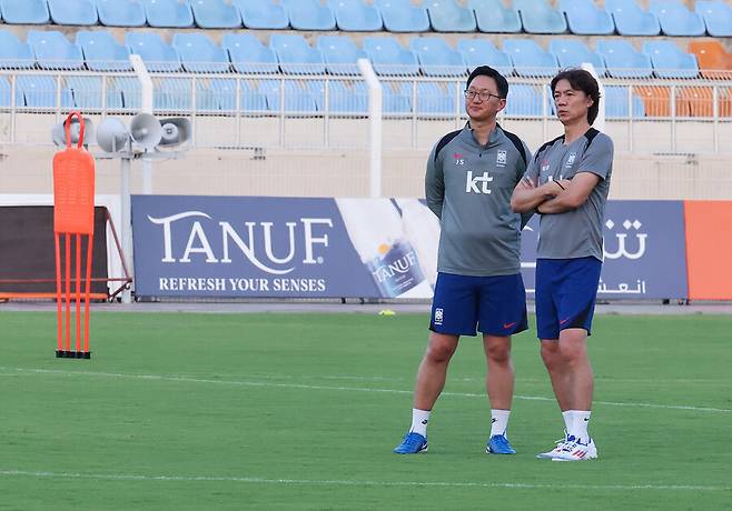 ▲ 한국 대표팀은 10일 오후 11시(한국시간) 오만 술탄 카부스 종합운동장에서 오만 축구대표팀과 2026 국제축구연맹(FIFA) 북중미월드컵 아시아지역 2차예선을 치른다. 홈 경기에 국제축구연맹(FIFA) 랭킹 96위, 외부적인 상황에 제대로 훈련도 하지 못한 팔레스타인이라 10년 만에 홍명보 감독 복귀전은 무난할 듯 보였다. 하지만 특별한 팀 컬러없이 공격과 수비 간격이 벌어졌고 상대에게 위험한 카운터 어택을 허용하기 바빴다. 홈에 모였던 5만관중은 홍명보 감독이 전광판에 비치자 엄청난 야유를 쏟아냈고 '홍명보 나가'를 외쳤고 졸전 끝 무승부였다. 오만전에 반드시 이겨야 그나마 비판 여론을 잠재울 수 있다 ⓒ연합뉴스