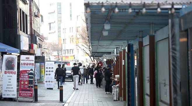 취업, 공시 등을 포기하고 은둔하는 청년들이 갈수록 늘어나고 있다. 사진은 노량진 컵밥거리. [사진=뉴시스]