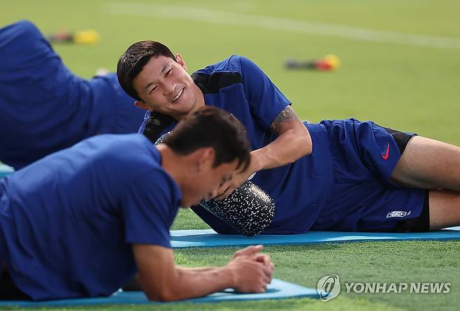 북중미 월드컵 3차 예선 오만전을 앞둔 축구 국가대표팀 김민재가 7일 오후(현지시간) 알 시브 스타디움에서 열린 훈련에서 밝게 웃고 있다. 2024.9.8