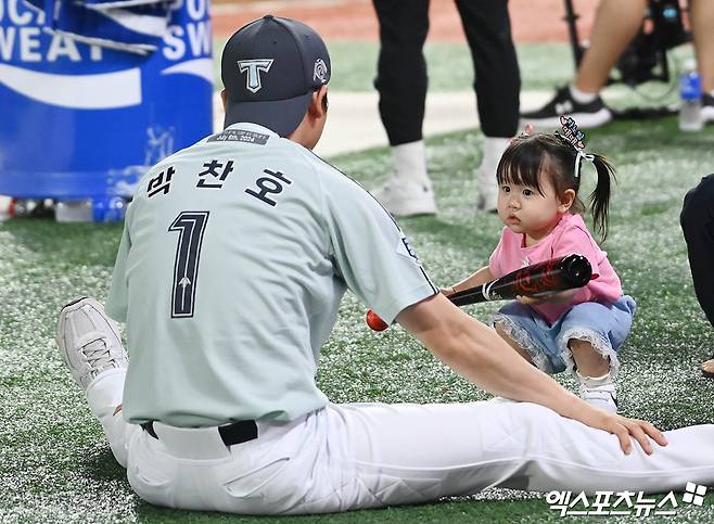 5일 오후 인천 SSG랜더스필드에서 열린 '2024 신한 SOL Bank KBO 올스타 프라이데이' 홈런더비, KIA 박찬호가 딸과 함께 즐거운 시간을 보내고 있다. 엑스포츠뉴스 DB