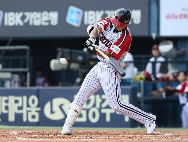 LG 내야수 이영빈은 8일 잠실구장에서 열린 '2024 신한 SOL Bank KBO 리그' 한화와 팀 간 15차전 맞대결에서 9번타자 우익수로 선발 출전했다. 3회말과 4회말 생애 첫 연타석 홈런을 터트려 공격에 활력을 불어넣었다. LG 트윈스