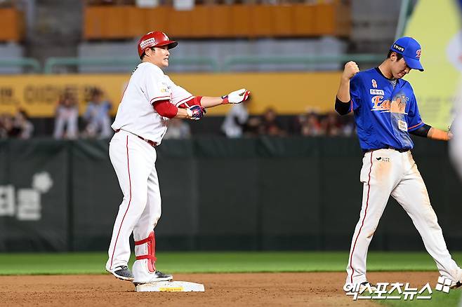 SSG 랜더스 포수 이지영(왼쪽)이 10일 인천 SSG랜더스필드에서 열린 2024 신한 SOL Bank KBO리그 한화 이글스와의 팀 간 15차전에서 7회말 1타점 적시타를 기록하며 팀 승리에 힘을 보탰다. 사진 고아라 기자