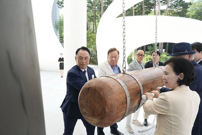 타종하는 박상돈 시장(왼쪽 첫번째)과 김행금 천안시의회 의장(오른쪽 첫번째) [천안시 제공. 재판매 및 DB 금지]