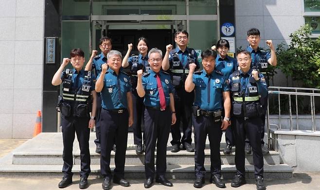 지구대 경찰관들과 파이팅 외치는 정상진(가운데) 울산경찰청장 [울산경찰청 제공. 재판매 및 DB 금지]