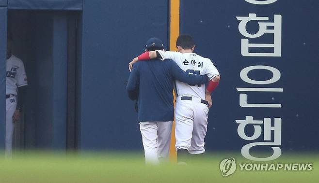 그라운드 나서는 손아섭 (창원=연합뉴스) 김동민 기자 = 4일 경남 창원NC파크에서 열린 2024 KBO 리그 SSG 랜더스 대 NC 다이노스 경기. NC 우익수 손아섭이 2회 초 NC 2루수 박민우와 수비 중 충돌 후 팀원 도움을 받으며 그라운드에서 나가고 있다. 2024.7.4 image@yna.co.kr