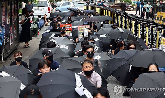 전자상거래 사망 선고 집회하는 티메프 피해자들 (서울=연합뉴스) 김인철 기자 = 티몬·위메프(티메프) 정산 지연 사태 피해자들이 8일 서울 영등포구 여의도 국민의힘 당사 앞에서 전자상거래 사망 선고 집회를 하고 있다. 2024.9.8 yatoya@yna.co.kr