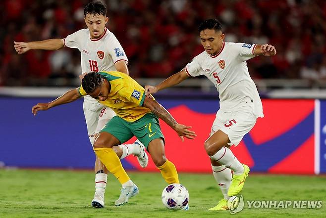 경합하는 인도네시아와 호주 축구대표팀 선수들 [로이터=연합뉴스. 재판매 및 DB금지]