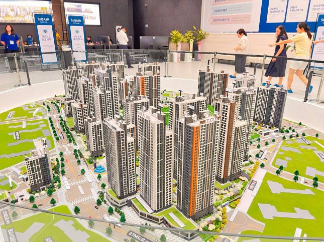 11일 오전 경기도 김포시 북변동 139번지에 위치한 한강 수자인 오브센트 견본주택을 찾은 방문객들이 내부를 둘러보고 있다./사진=김미리내 기자