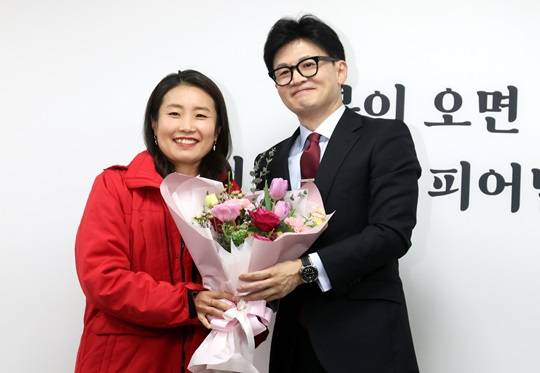 사진 = 국민의힘 김소희 의원과 한동훈 대표 (출처 : 뉴스1)