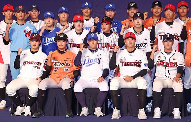 11일 오후 서울 송파구 롯데호텔 월드 크리스탈볼룸에서 열린 2025 KBO 신인 드래프트에서 각 구단 지명을 받은 선수들이 기념촬영을 하고 있다. 앞줄 왼쪽은 1라운드 지명을 받은 정현우(키움), 정우주(한화), 배찬승(삼성), 김태형(KIA), 박준순(두산). 사진=연합뉴스