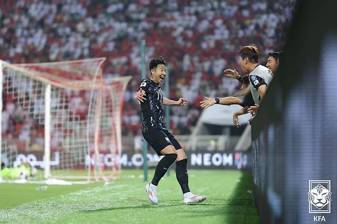 10일 (한국시간) 오만 무스카트의 술탄카부스 경기장에서 열린 오만과의 2026 국제축구연맹(FIFA) 북중미 월드컵 아시아지역 3차 예선 B조 조별리그 2차전 대한민국과 오만의 경기에서 대한민국 손흥민이 득점한 후 기뻐하고 있다. (대한축구협회 제공) 2024.9.10/뉴스1