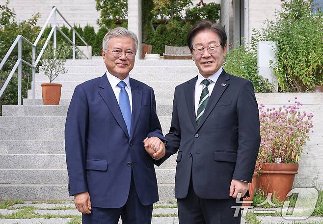 이재명 더불어민주당 대표가 8일 오후 경남 양산시 하북면 평산마을에서 문재인 전 대통령과 기념촬영을 하고 있다. (더불어민주당 제공) 2024.9.8/뉴스1 ⓒ News1 김민지 기자