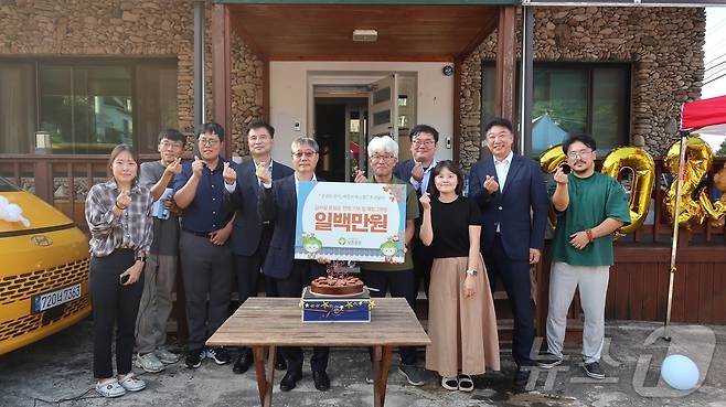 한국보훈복지의료공단 감사실이 지난 10일 강원 원주 가정형 Wee(위)센터를 찾아 100만 원을 후원한 가운데, 이날 참석자들이 기념 사진을 촬영하는 모습. (한국보훈복지의료공단 제공) 2024.9.11/뉴스1