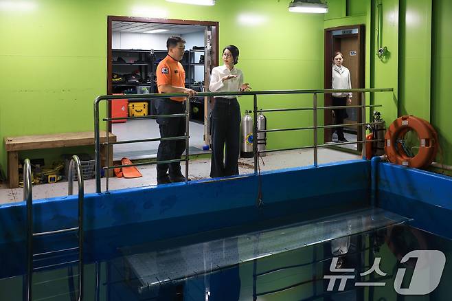 김건희 여사가 '세계 자살 예방의 날’인 10일 서울 뚝섬 수난구조대 수중교육장을 둘러보고 있다. (대통령실 제공) 2024.9.10/뉴스1 ⓒ News1 박지혜 기자