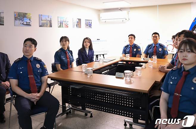 김건희 여사가 28일 서울 용산구 마포경찰서 용강지구대(마포대교 관할)에서 열린 자살시도자 구조 현장 경찰관 간담회에서 자살시도자 대응 및 구조 영상을 시청하고 있다. (대통령실 제공) 2023.8.28/뉴스1 ⓒ News1 오대일 기자