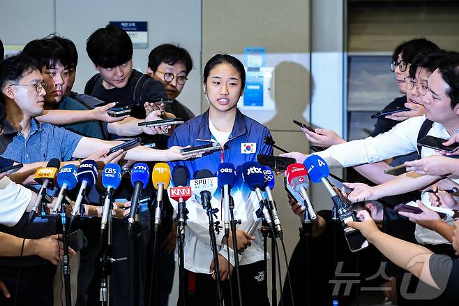 2024 파리 올림픽 배드민턴 여자단식에서 금메달을 획득한 안세영이 7일 오후 인천공항을 통해 귀국, 취재진과 인터뷰 하고 있다. 안세영은 금메달 획득 후 대한배드민턴협회의 부조리를 지적하며 논란이 되고 있다. 2024.8.7/뉴스1 ⓒ News1 김도우 기자