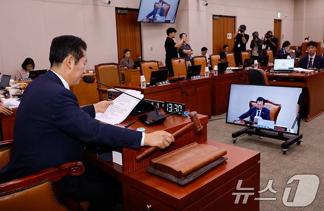 정청래 국회 법제사법위원회 위원장이 11일 오후 서울 여의도 국회에서 열린 법사위 제418회국회(정기회) 제5차 전체회의에서 국민의힘 의원들 퇴장 속에 의사봉을 두드리고 있다. 2024.9.11/뉴스1 ⓒ News1 안은나 기자