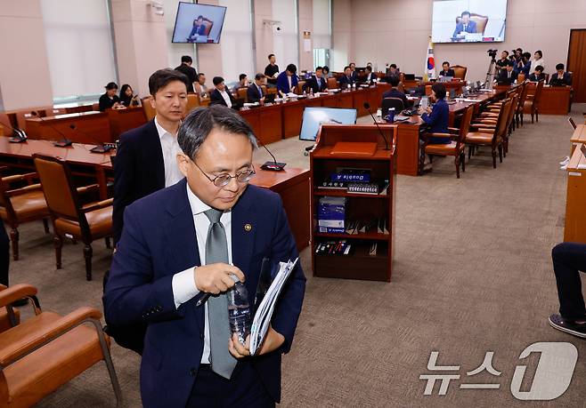 고기동 행정안전부 차관이 11일 오후 서울 여의도 국회에서 열린 법제사법위원회 제418회국회(정기회) 제5차 전체회의에서 국민의힘 의원들 퇴장 속에 지역화폐법 개정안이 통과된 후 이석하고 있다. 2024.9.11/뉴스1 ⓒ News1 안은나 기자