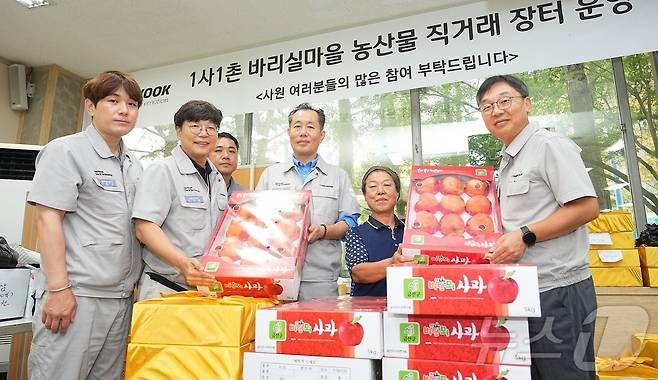 한국타이어 금산공장에서 운영하는 ‘추석맞이 농특산물 직거래장터’. (한국타이어 제공) /뉴스1