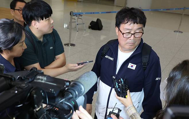 김택규 대한배드민턴협회장이 인천공항에서 기자들의 질문에 답하고 있다. 인천공항 | 연합뉴스