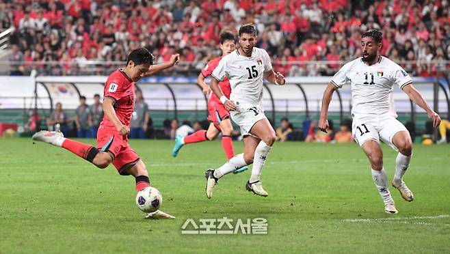 대한민국 축구대표팀의 이강인(왼쪽)이 5일 서울월드컵경기장에서 열린 2026 북중미 월드컵 아시아지역 3차 예선 팔레스타인과 경기에서 슛을 하고 있다. 2024. 9. 5.  상암 | 박진업 기자 upandup@sportsseoul.com